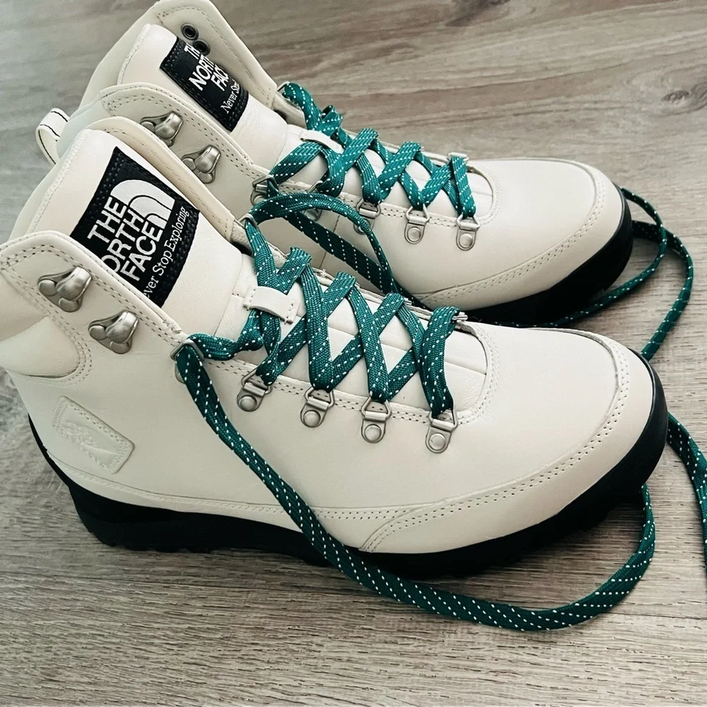 The North Face Berkeley IV White Boots with Teal Laces size 10.5 or 10 - Picture 3 of 6